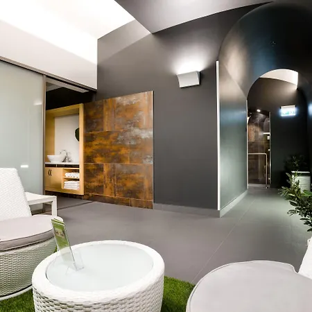 Moments By Continental Group Hotell